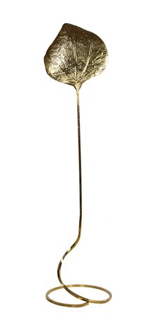Lampada da terra formata da uno stelo con un'unica foglia in ottone 1970...