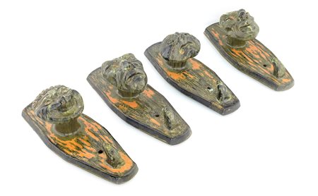 Appendiabiti quattro elementi grotteschi terracotta smaltate decoro policromo...