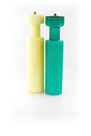 Lampada a sospensione formata da due diffusori in vetro colorato e...