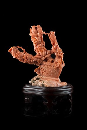 Ramo in corallo scolpito con cesto con rami in fiore e uccelli, con base in...