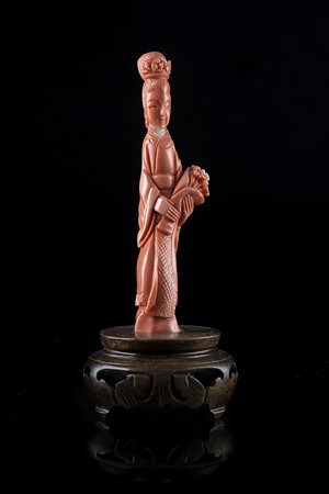 Piccola dama con fiori scolpita in corallo, con base in legnoCina, inizio...