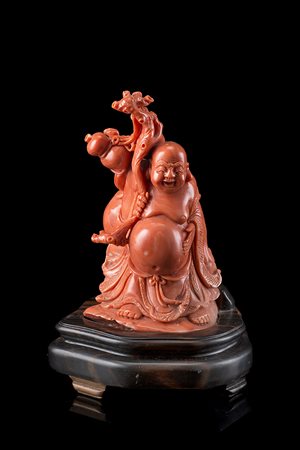 Scultura in corallo raffigurante Buddha seduto, base in legnoCina, inizio...
