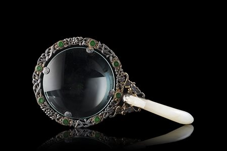 Lente di ingrandimento con manico in giada color celadon pallido scolpito con...