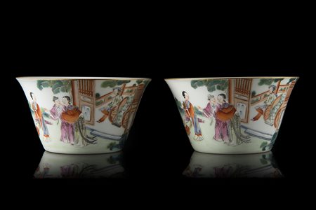Due coppette in porcellana Famiglia Rosa con figureCina, secolo XIX(d. 11...