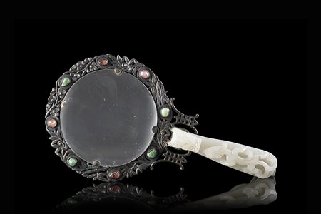 Lente di ingrandimento con manico in giada color celadon pallido scolpito con...