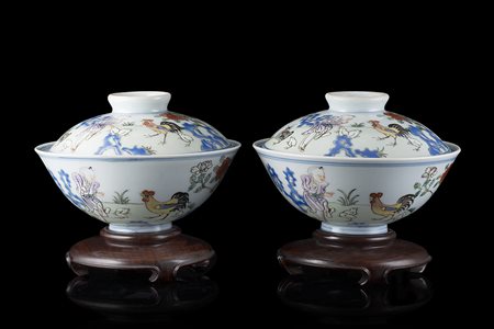 Coppia di ciotole con coperchio in porcellana doucai decorate con fanciullo,...