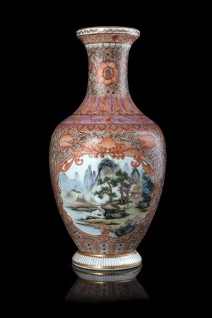 Vaso in porcellana policroma e rosso ferro con scene di paesaggio, marchio...