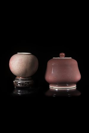 Potiche con coperchio e un vasetto di forma circolare in porcellana...