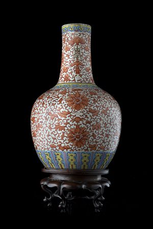 Vaso in porcellana decorato a motivi floreali e di buon auspicio su fondo...