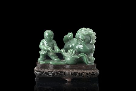 Scultura in giadeite di colore verde raffigurante bambini che giocano con...