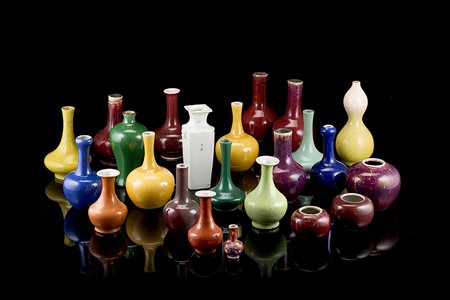 Gruppo di vasetti in porcellana monocroma (difetti)Cina, secolo XIX(h. max....