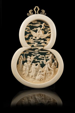 Placca in avorio a forma di doppia zucca scolpita con Shoulao e gli Otto...