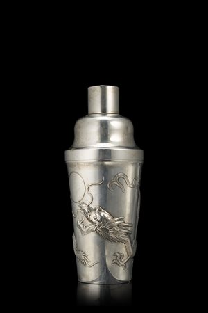 Shaker per cocktail in argento per il mercato europeo, decorato a sbalzo con...
