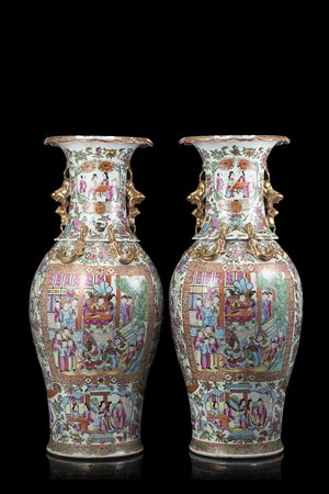 Coppia di vasi in porcellana Famiglia Rosa Cantonese decorati con figure in...