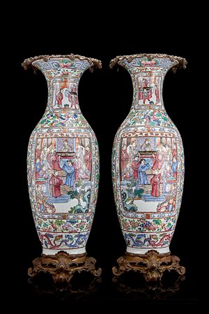 Coppia di vasi in porcellana Famiglia Rosa cantonese decorati con figure in...