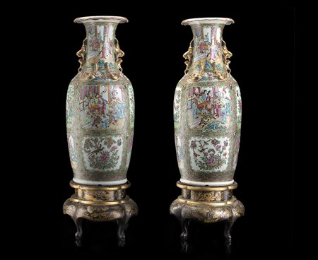 Coppia di vasi biansati in porcellana Famiglia Rosa cantonese, poggianti su...