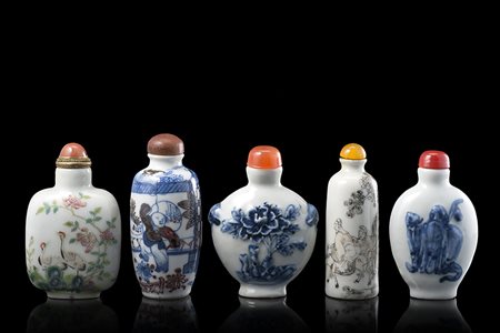 Gruppo di cinque snuff bottle in porcellana, una con marchio Daoguang in...