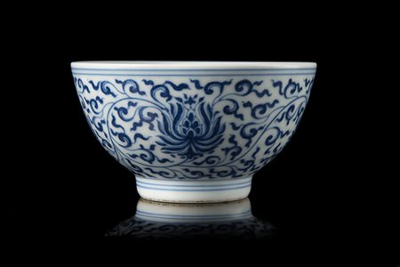 Coppetta bianca e blu decorata con fiori e foglie di loto, marchio apocrifo...