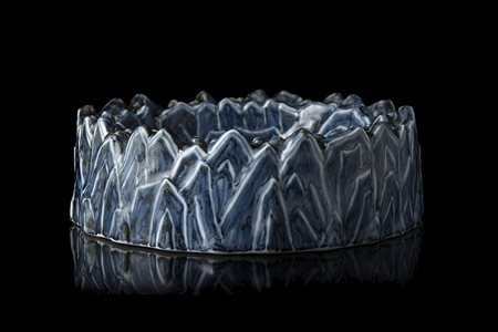 Base in porcellana a invetriatura blu a imitazione di montagneCina, secolo...