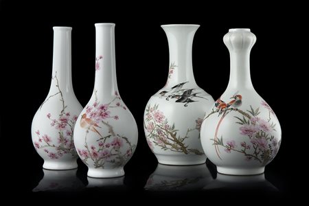 Gruppo di quattro vasi decorati con fiori e calligrafia, tre con marchio di...
