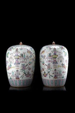Coppia di vasi in porcellana Famiglia Rosa decorati con il tema dei "cento...