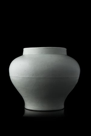 Giara in porcellana a invetriatura clair-de-luneCina, secolo XX(h. 23,5...