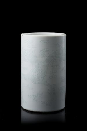 Portapennelli cilindrico in porcellana monocroma bianca con decorazione...