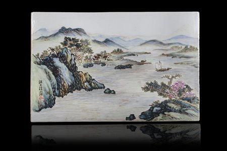 Placca in porcellana dipinta a smalti policromi con scena di paesaggio,...