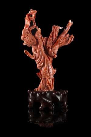 Scultura in corallo rosso raffigurante dama dalle lunghe vesti accompagnata...