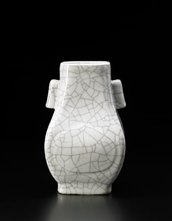 Vaso in porcellana craquelé, di forma arcaica hu, di sezione rettangolare e...