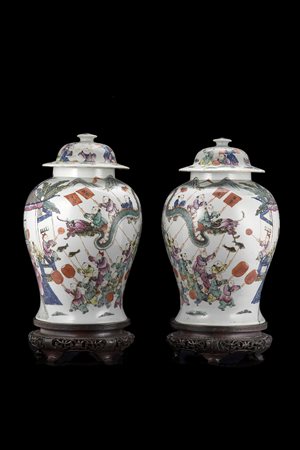 Coppia di potiches con coperchi in porcellana Famiglia Rosa decorate con...