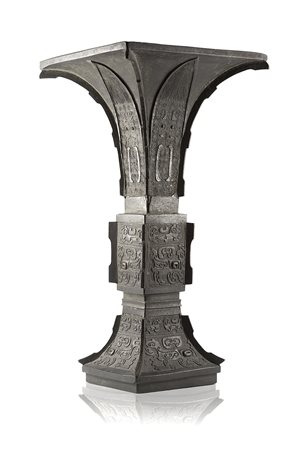 Vaso in bronzo dalla forma arcaica fanggu con decorazioni geometriche...