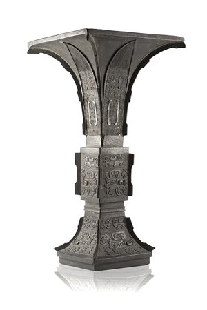 Vaso in bronzo dalla forma arcaica fanggu con decorazioni geometriche...