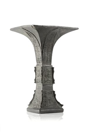 Vaso in bronzo dalla forma arcaica fanggu con decorazioni geometriche...