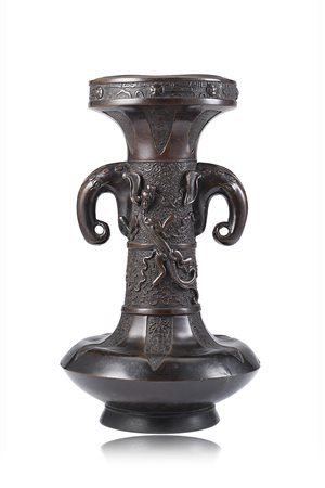 Vaso in bronzo dalla forma arcaica con doppie anse a guisa di elefante e...