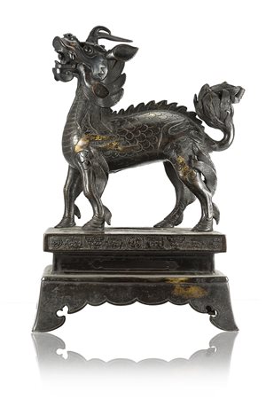 Scultura in bronzo raffigurante una qilin stante su base rettangolare (lievi...