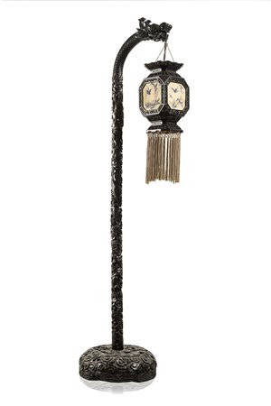 Lanterna con pannelli in seta dipinta con aironi in volo, con supporto in...