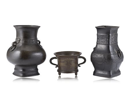 Gruppo di tre bronzi composto da due vasi dalla forma arcaica ed un mortaio...