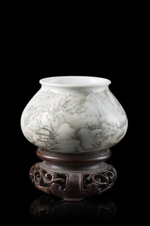 Lavapennelli in porcellana a smalti color seppia a decoro a paesaggio, alla...