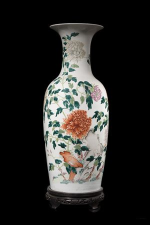 Vaso a balaustro in porcellana Famiglia Rosa con decoro floreale, base in...