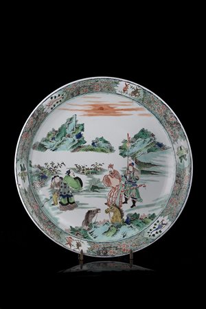 Grande piatto in porcellana Famiglia Verde decorato con figure e cavalli in...