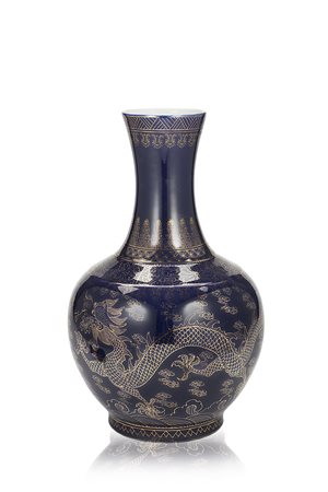 Vaso in porcellana blu polvere con decoro dorato di draghi, marchio apocrifo...