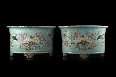 Coppia di fioriere ovali in porcellana Famiglia Rosa su fondo turchese...