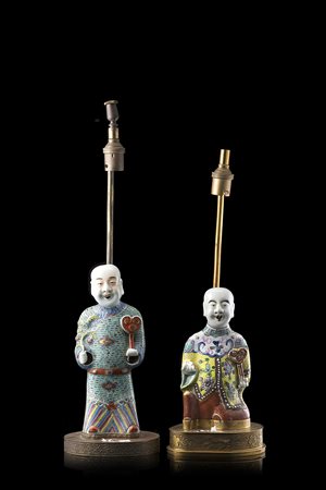 Coppia di basi per lampade raffiguranti fanciulli in porcellana a...