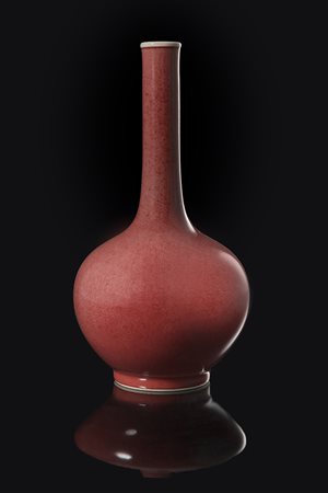 Vaso a bottiglia a invetriatura monocroma rossa con marchio apocrifo...