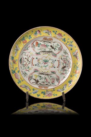 Piattino in porcellana Famiglia Rosa su fondo giallo decorato con farfalle,...