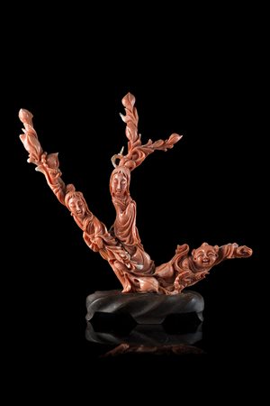 Ramo in corallo scolpito con dame e fanciullo ridente, con base in legnoCina,...