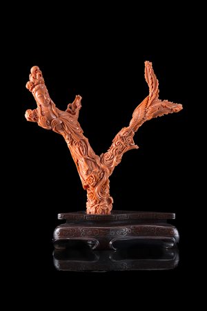 Scultura in corallo raffigurante dama dalle lunghe vesti accompagnata da...