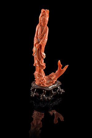 Scultura in corallo raffigurante Guanyin stante su drago, base in legnoCina,...