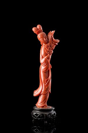 Scultura in corallo raffigurante dama dalle lunghe vesti, base in legno...
